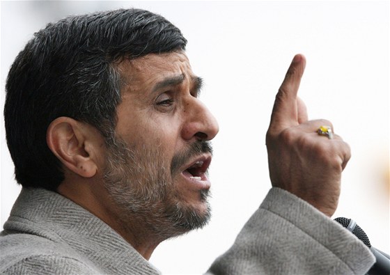 Íránský prezident Mahmúd Ahmadíneád ení na oslavách islámské revoluce (11. února 2011)
