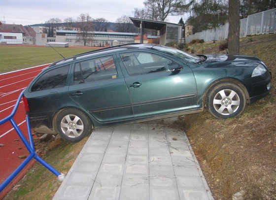 V Humpolci havarovala v neděli ráno špatně zabrzděná Škoda Octavia
