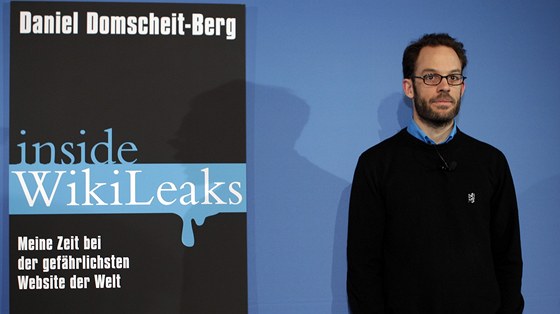 Nkdejí zamstnanec WikiLeaks Daniel Domscheit-Berg pedstavil v Nmecku novou knihu o Julianu Assangeovi (9. února 2011)