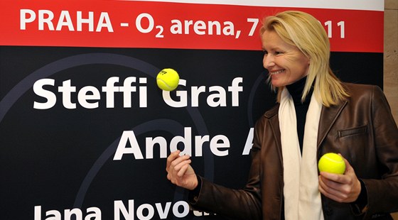 Jana Novotná pózuje u reklamní tabule, která zve na exhibici Advantage Tennis IV