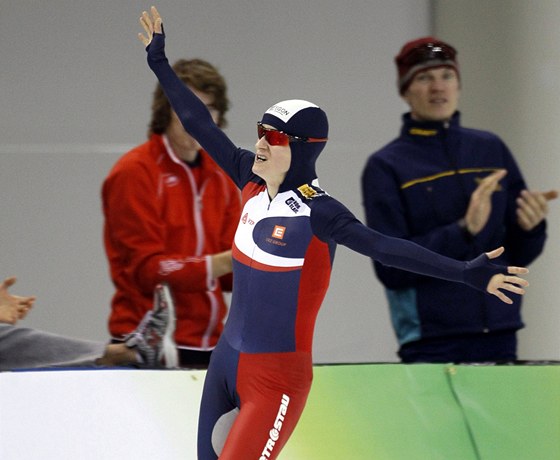 Martina Sáblíková se raduje z pekonání svého vlastního svtového rekordu na trati 5000 metr na olympijském oválu v Salt Lake City