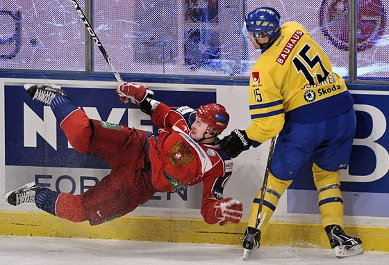 TVRDÝ DOPAD. Rus Alexander Galimov padá na led po stetu se védem Sjögrenem.