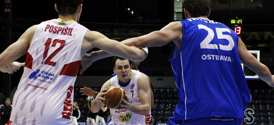 Momentka ze zápasu Národní basketbalové ligy mezi Ostravou a Pardubicemi.