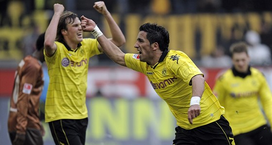 VEDEME! Lucas Barrios z Dortmundu slaví vedoucí gól v zápase se St. Pauli.