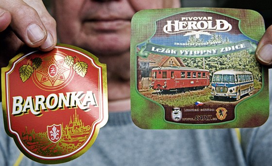 Vlevo vítězná etiketa piva Baronka, druhé místo obsadila etiketa pivovaru Herold z Březnice.