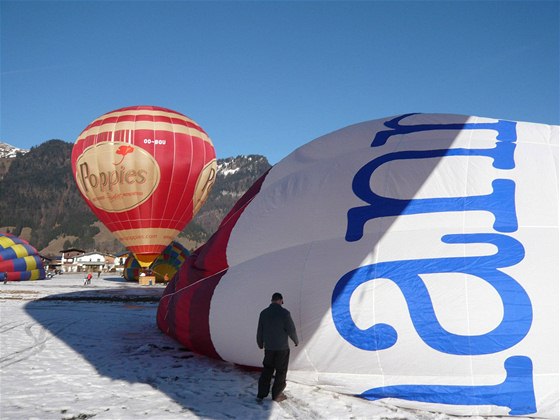 Balóny odpoívají na louce jako spící obi, za chvíli se vak vznesou do oblak 