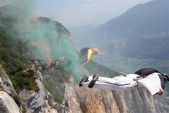 Pi létání ve wingsuit kombinéze se dopedná rychlost pohybuje od 140km/h do 170km/h pi pádové rychlosti 60km/h a 120km/h.