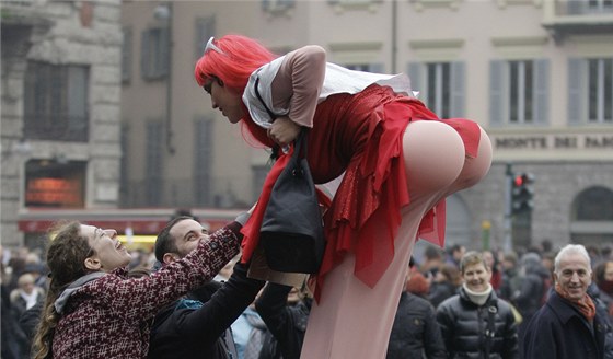 Demonstrace proti chování Silvia Berlusconiho v Milán (13. února 2011)