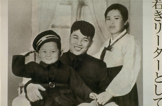 Malý Kim ong-il s otcem Kim Ir-senem na nedatovaném archivním snímku