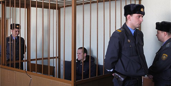 Vasilij Parfjankov u soudu v Minsku (17. února 2011)