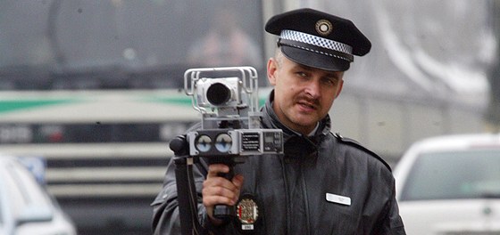 Měřit rychlost mohou podle ministerstva dopravy už jen policisté a strážníci. (Ilustrační snímek)