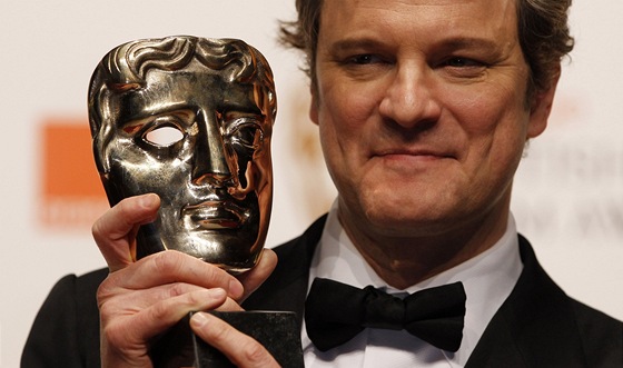 BAFTA 2011 - Colin Firth s cenou za výkon ve filmu Králova e (Londýn, 13. února 2011)