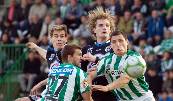 Fotbalista Patrik Svoboda (první zleva) v kladenském dresu pi utkání s Bohemians 1905. (8. kvtna 2010)