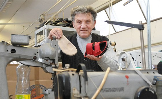 Josef Hanák ze Snovídek ve své firm na výrobu zdravotní obuvi.