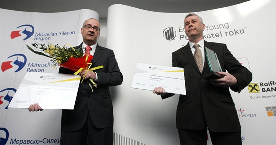 Adam (vlevo) a Mariusz Walachovi pi vyhláení titulu Podnikatel roku 2010.