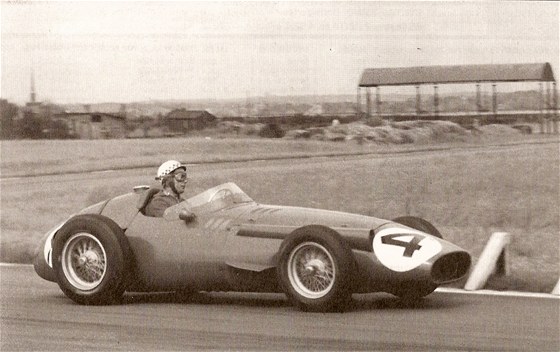 Jean Behra na tovarním Maserati 250F