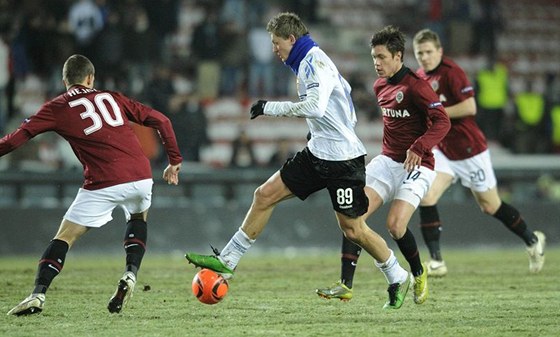 Luká Hejda (vlevo) v utkání Evropské ligy brání Tomáe Necida z CSKA Moskva.