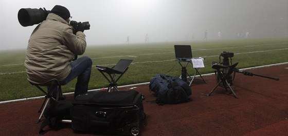 KDE JSOU HRÁI? Pípravné mezistátní utkání mezi fotbalisty Lucemburska a Slovenska se hrálo za husté mlhy.  