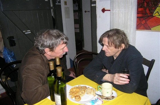 Prokop Voskovec (vpravo) diskutuje se sociologem Tomášem Vrbou na Setkání přátel  Jana Vladislava v pražském divadle Orfeus