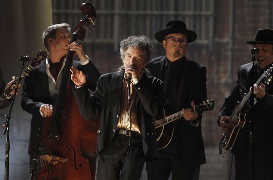 Bob Dylan vystoupil 13. února 2011 na Grammy za doprovodu spojených skupin