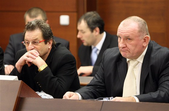 Bývalý ředitel liberecké policie Miroslav Dvořák (vpravo) u soudu.