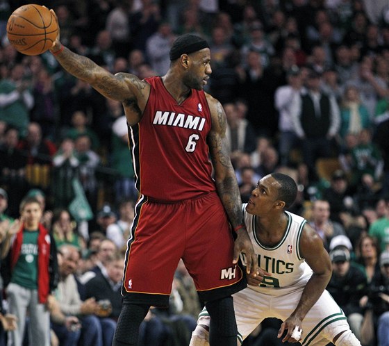 LeBron James z Miami u míe, steí ho Rajon Rondo z Bostonu 