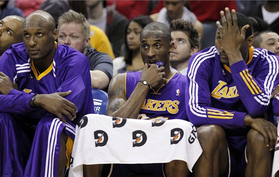 SKEPSE. Na lavice basketbalist Los Angeles Lakers  panuje rozarování v podání tria (zleva) Lamar Odom, Kobe Bryant, Ron Artest.