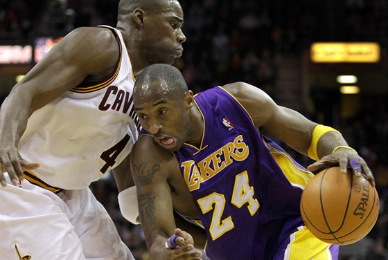 Antawn Jamison z Clevelandu brání únik Kobeho Bryanta z Los Angeles Lakers.