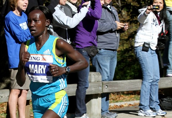 Mary Keitanyová na trati Newyorského maratonu.  