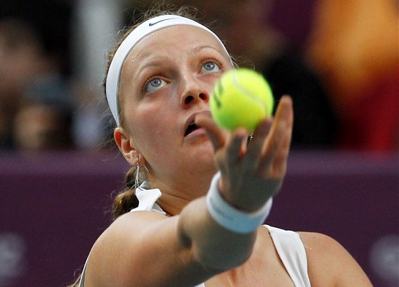 PODÁNÍ. eská tenistka Petra Kvitová ve finále v Paíi tila i ze svého podání.