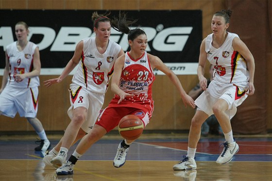 Pardubická basketbalistka Catalina De La Quintanová uniká ped hrákami Hradce Králové Andreou Ovsíkovou (vlevo) a Lenkou Bartákovou.