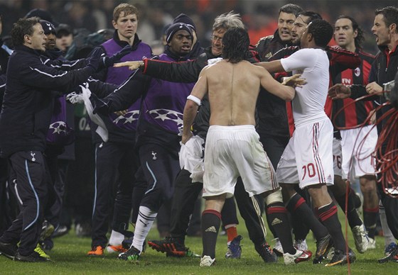 POTYKA. Hrái AC Milán a Tottenhamu se po zápase dostali do mentí potyky. Aktivní byl hlavn milánský Gattuso (svleený do pl tla).