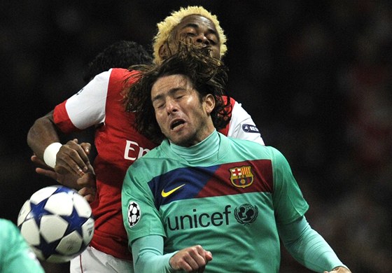 Alex Song z Arsenalu (vzadu) osmifinálovou odvetu na Barcelon kvli zranní kolene vynechá.