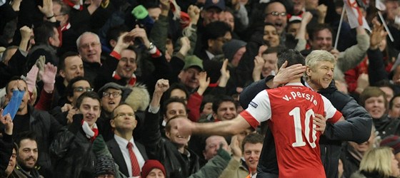 LONDÝN V EUFORII. Robin van Persie z Arsenalu se raduje s trenérem Wengerem z vyrovnávacího gólu.