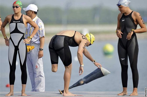 Plavkyn Natalie Du Toitová odkládá protézu ped startem závodu.