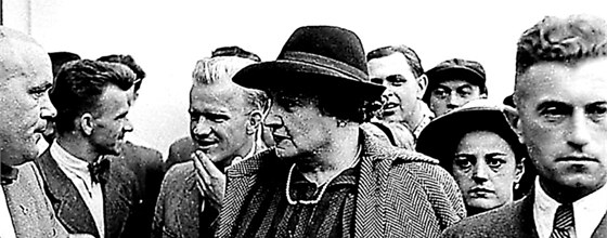 Marie Baová mezi novinái na zlínském festivalu Filmové n v roce 1941.
