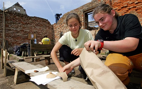 Mladí lidé pomáhají s archeologickým výzkumem zíceniny Hartenberg na Sokolovsku. Práce tady zaaly u v roce 1995.