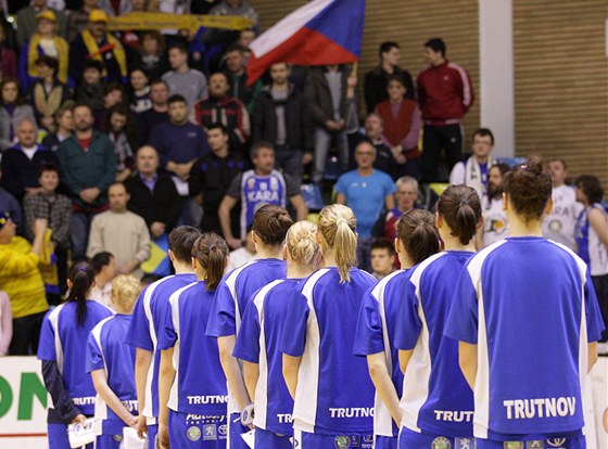 ESKÁ HYMNA. Basketbalistky a fanouci Trutnova ped semifinále Stedoevropské ligy s Aradem.