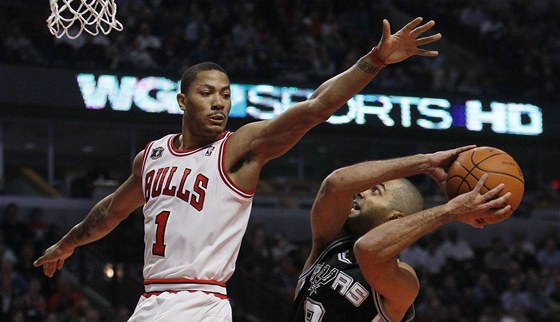 Derrick Rose (vlevo) z Chicaga Bulls blokuje Tonyho Parkera ze San Antonia Spurs.
