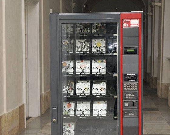 Automat, jediný artefakt výstavy v Moravské galerii v Brn.