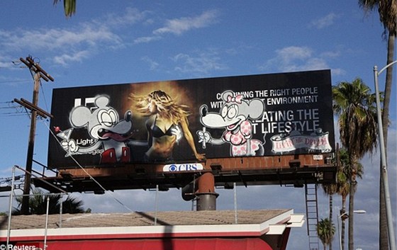 Banksyho Mickey Mouse se v Los Angeles dlouho neohřál - byl okamžitě odstraněn