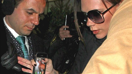 Nový iPhone Victorie Beckhamové zdobí nejen drahý obal, ale i nahá fotografie jejího manžela
