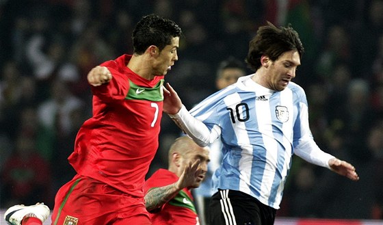 Cristiano Ronaldo (vlevo) v dresu Portugalska a Lionel Messi v dresu Argentiny ve vzájemném souboji z letoního února