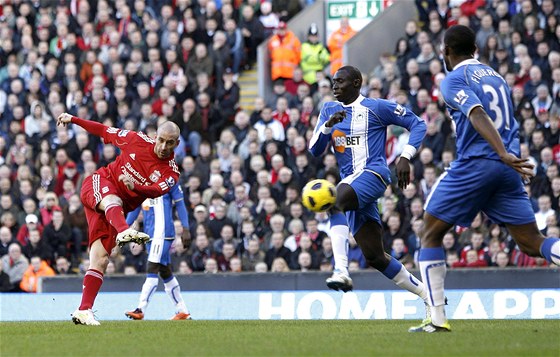 POSLEDNÍ TREFA. Takhle pálil Raul Meireles (vlevo) do sít Wiganu.