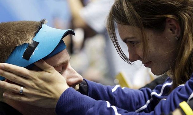 eská stelkyn Kateina Emmons utuje svého manela Matta, který se nezvládnutou poslední polokou finále z libovolné maloráky pipravil o olympijské zlato.