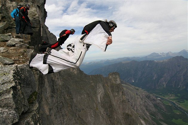 Pi létání ve wingsuit kombinéze se dopedná rychlost pohybuje od 140km/h do 170km/h pi pádové rychlosti 60km/h a 120km/h.