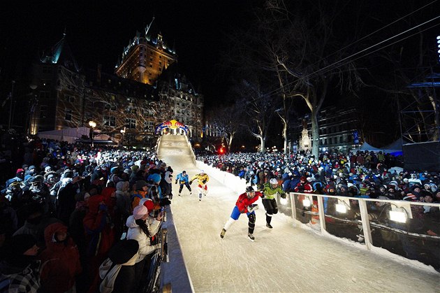 Veerní kulisy dlají z Red Bull Crashed Ice podívanou jet efektnjí. (Quebec 2009)