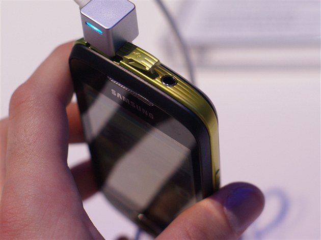 Samsung Galaxy Fit s ptimegapixelovým fotoaparátem a automatickým ostením.