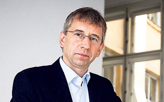 Ministr práce a sociálních v�cí Jaromír Drábek z TOP 09 musí p�ed hlasováním o platech krotit i vládní poslance. Vláda chce platy sní�it do roku 2014, ústavn�-právní výbor jen v p�í�tím roce.