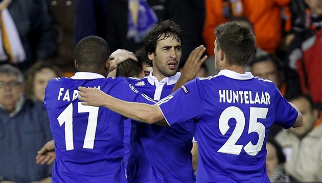 ST�ELEC P�IJÍMÁ GRATULACE. Raúl z Schalke (uprost�ed) p�ijímá gratulace od svých spoluhrá�e, nebo� p�ed chvílí vst�elil gól.